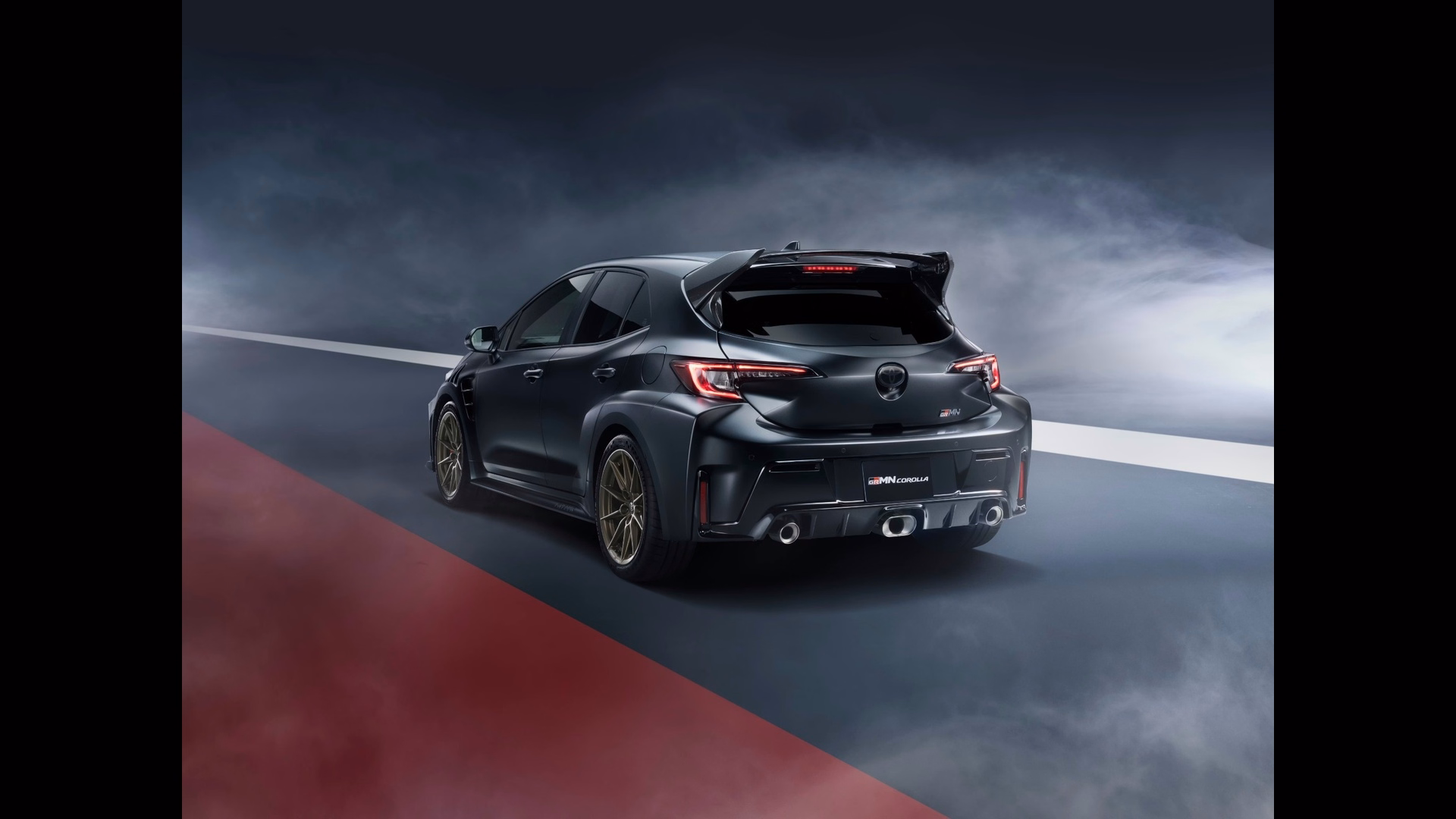 Visão traseira do Toyota GRMN Corolla na pista.