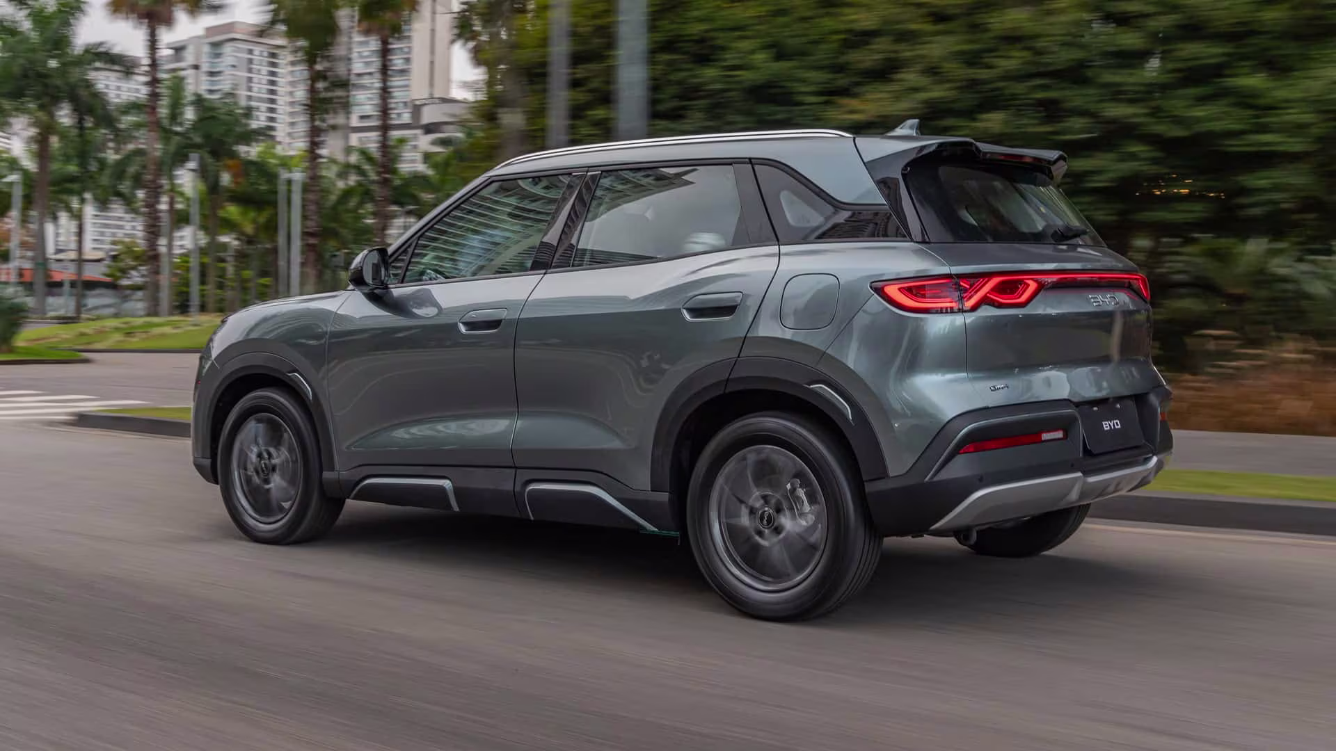 BYD Atto 2 DM-i Flex visto pela traseira em imagem oficial