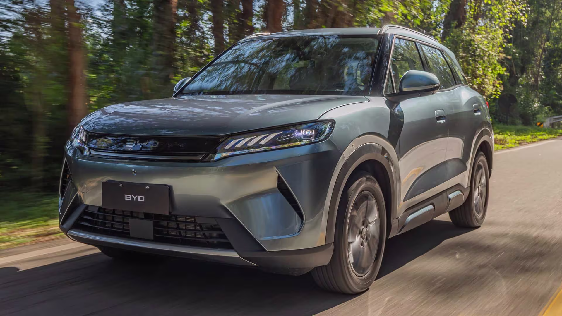 BYD Atto 2 DM-i Flex visto de frente em imagem oficial