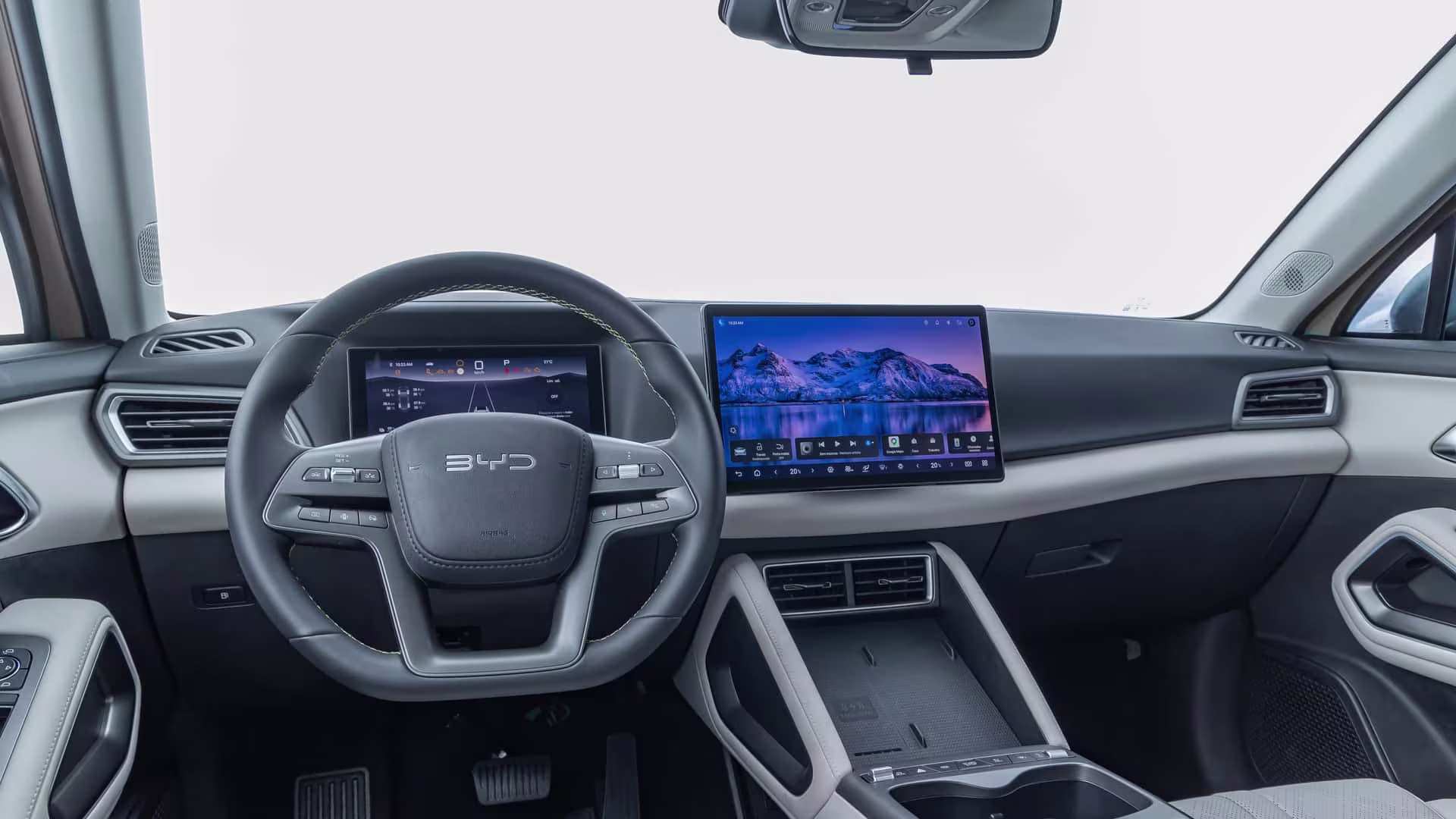 Interior do BYD Atto 2 DM-i Flex com painel e central multimídia