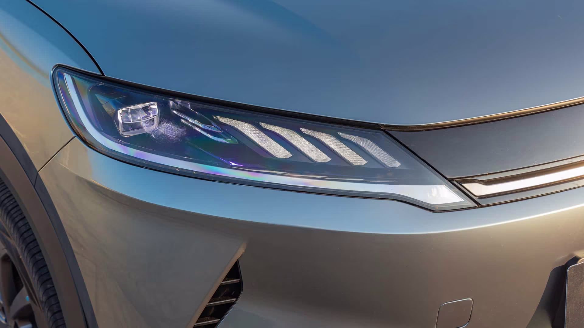 Detalhe dos faróis de LED do BYD Atto 2 DM-i Flex