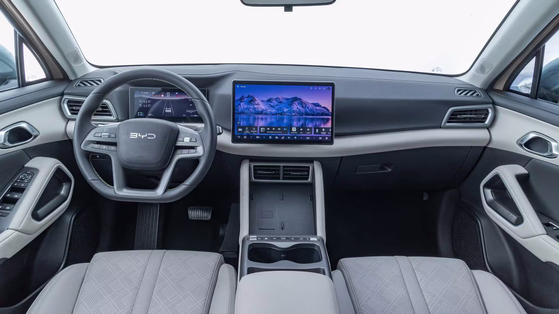 Painel do BYD Atto 2 DM-i Flex com central multimídia