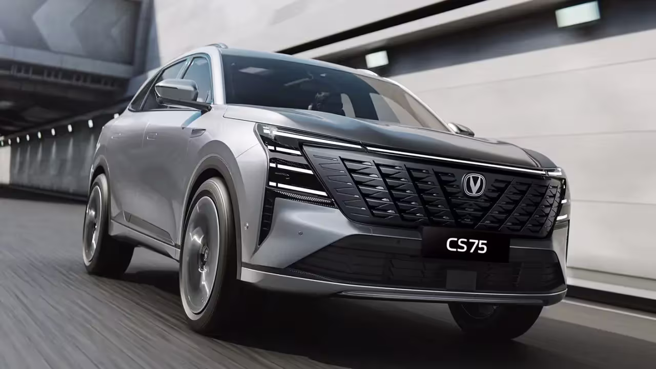 Dianteira do CAOA Changan CS75 com grade ampla e faróis integrados