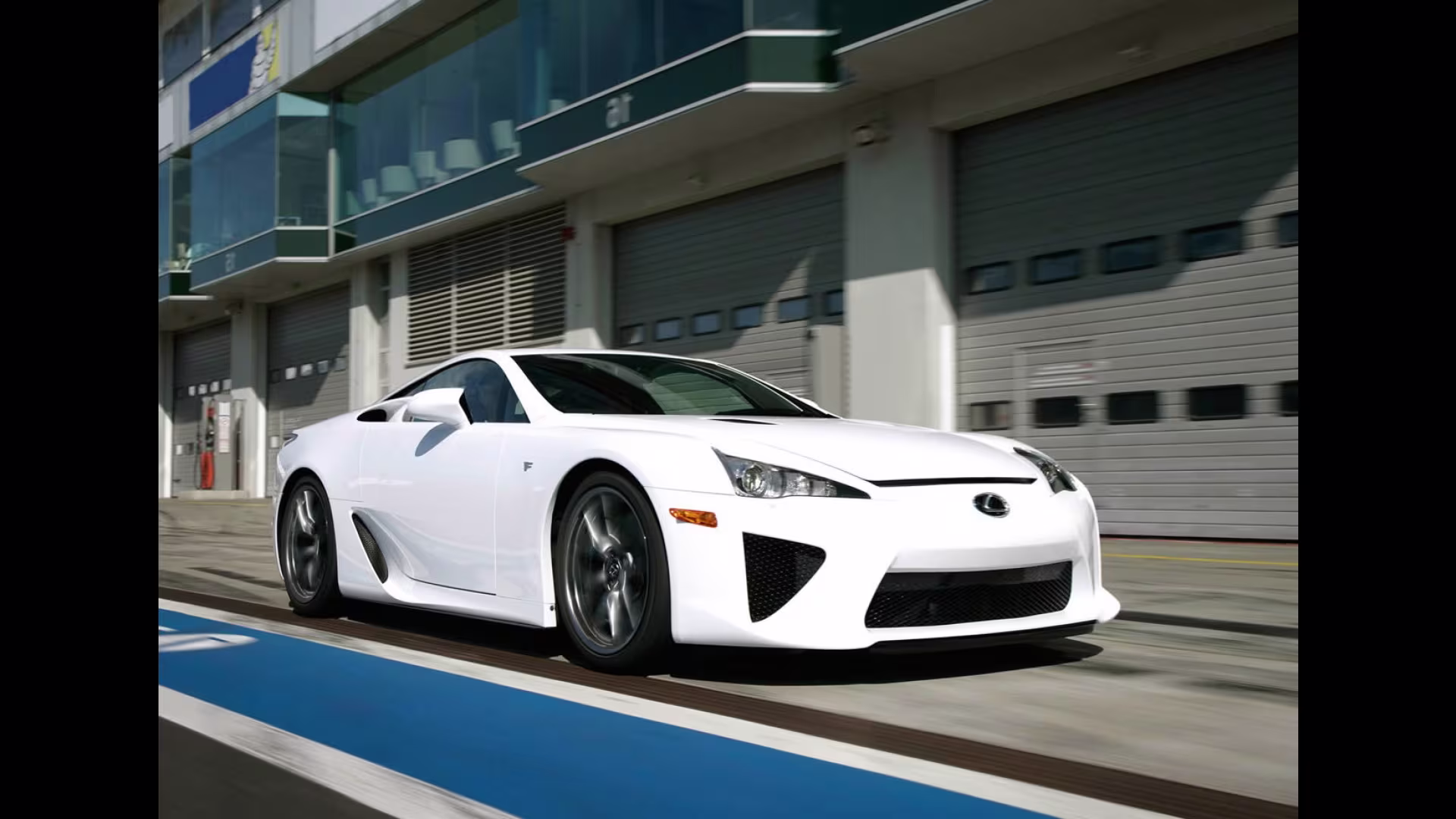 Lexus LFA branco visto em ângulo de três quartos frontal.