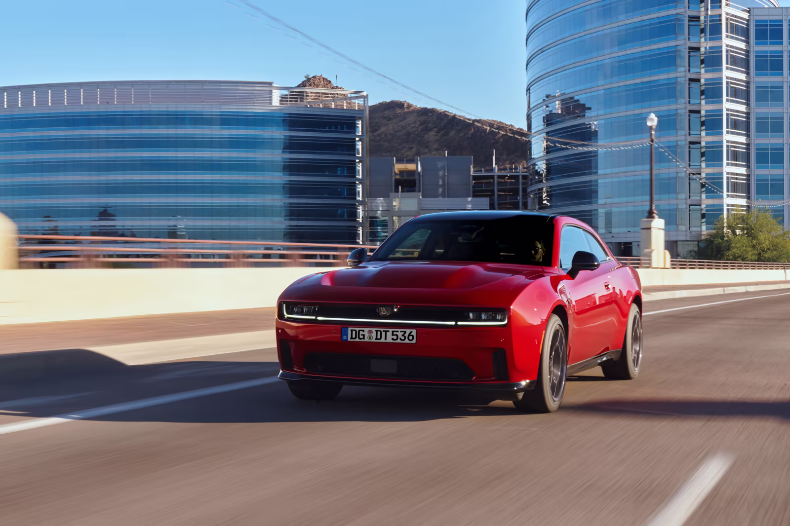 Dodge Charger vermelho em movimento em ambiente urbano