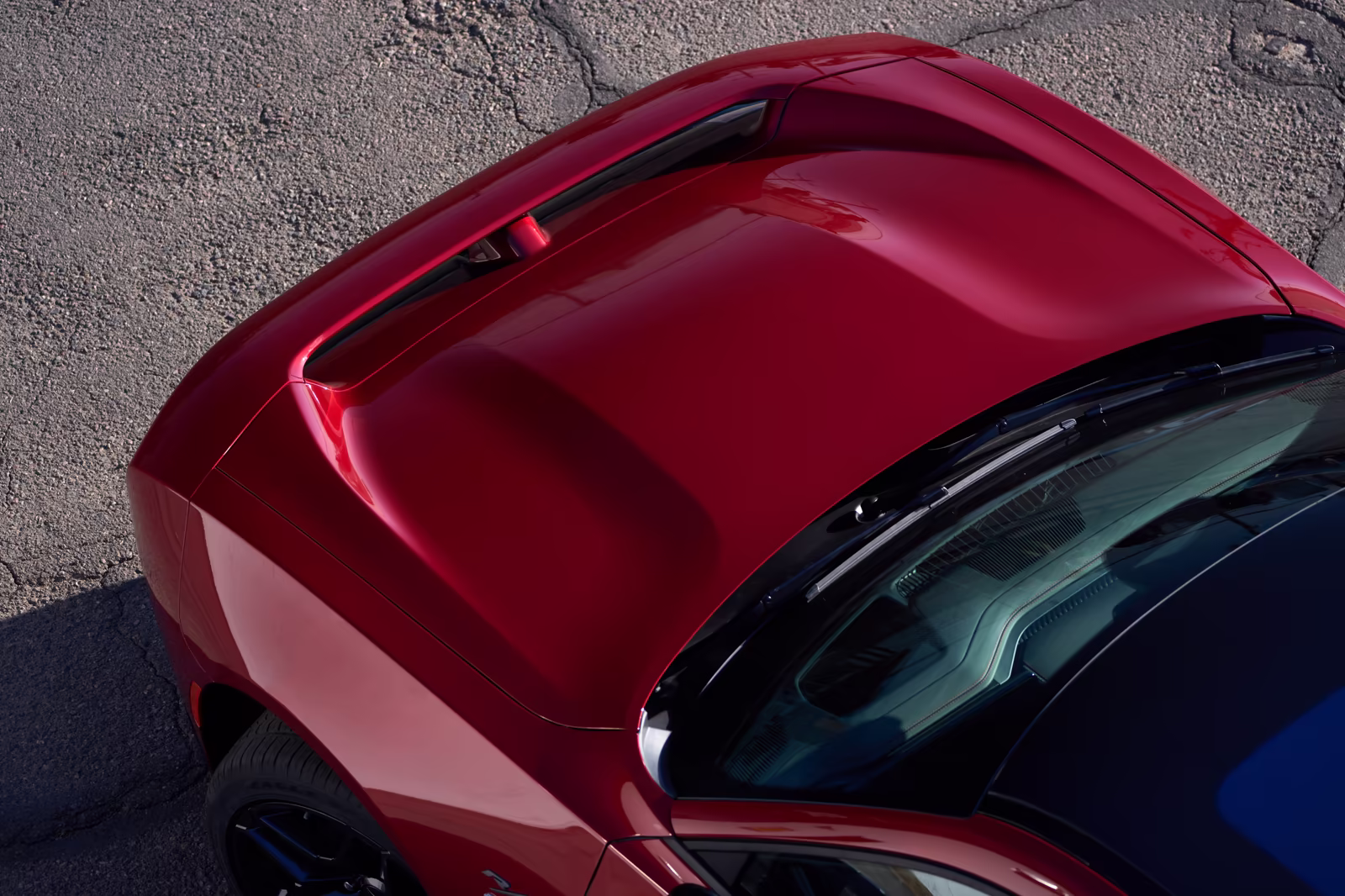 Detalhe superior do capô vermelho do Dodge Charger