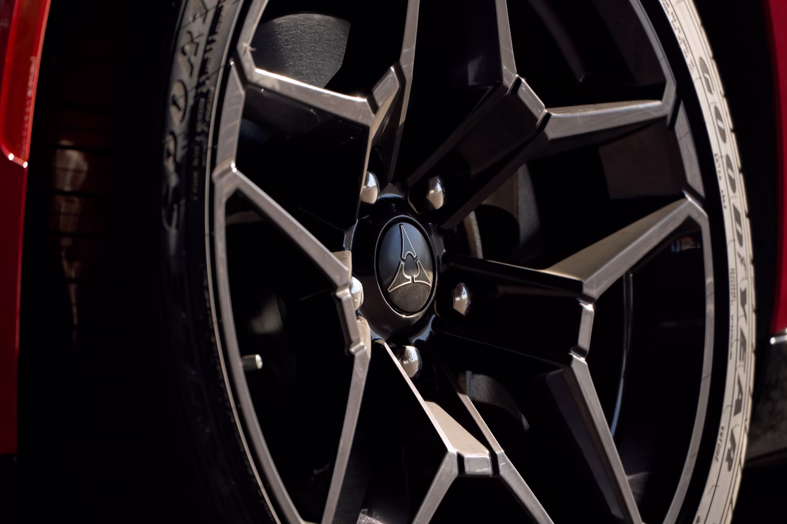 Roda do Dodge Charger em detalhe com pneu esportivo