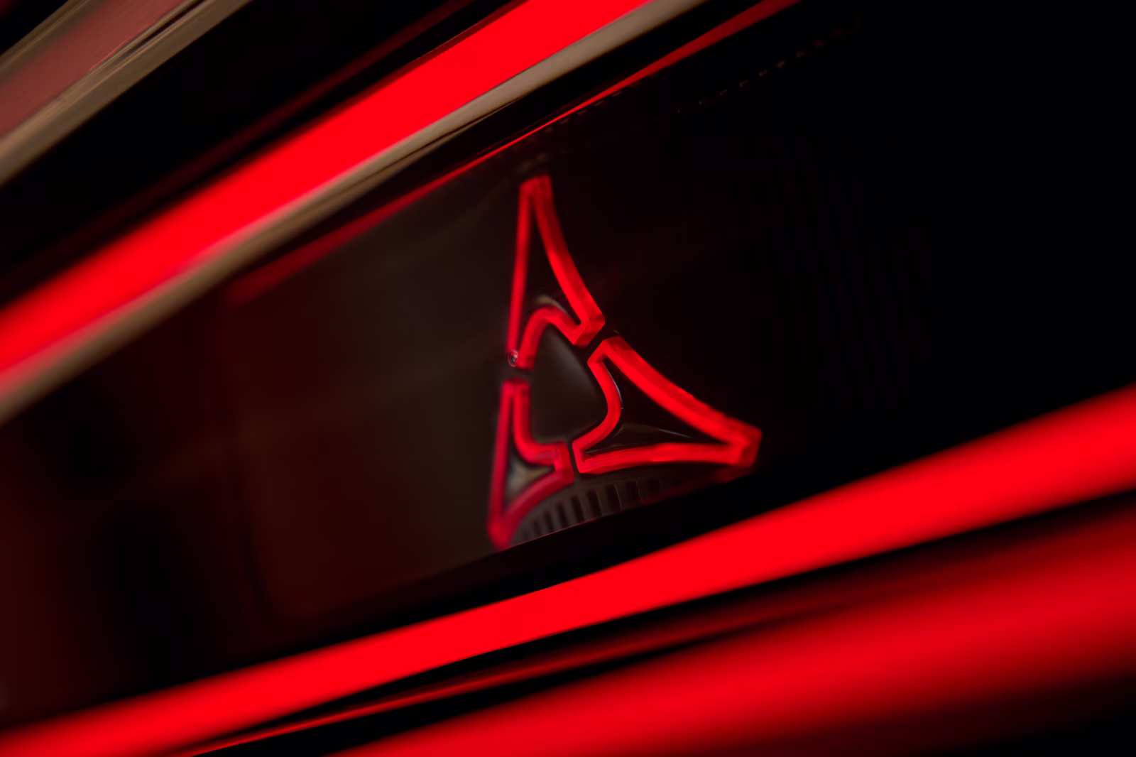 Emblema Fratzog iluminado no interior do Dodge Charger