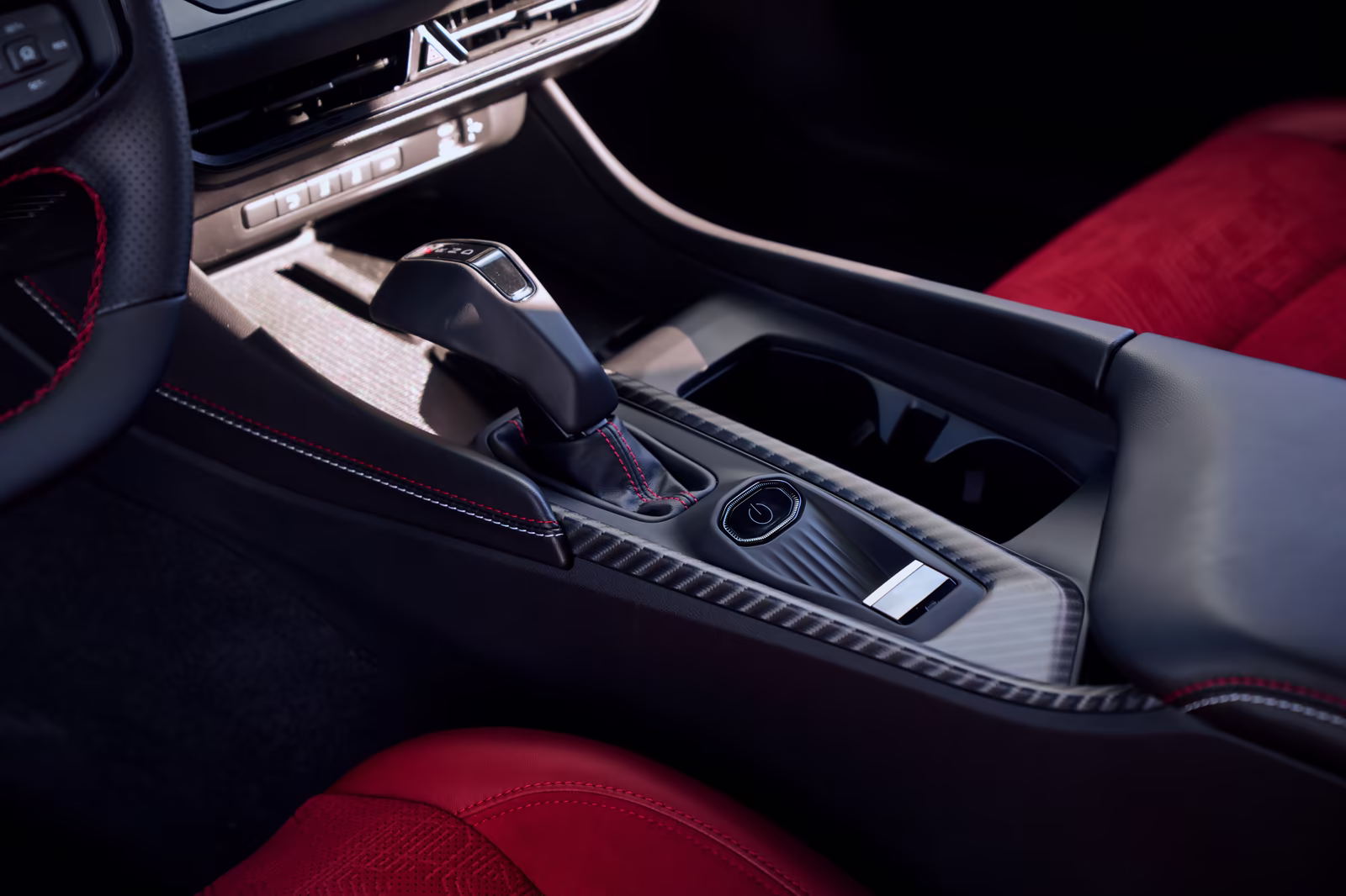 Console central do Dodge Charger com seletor estilo pistol grip