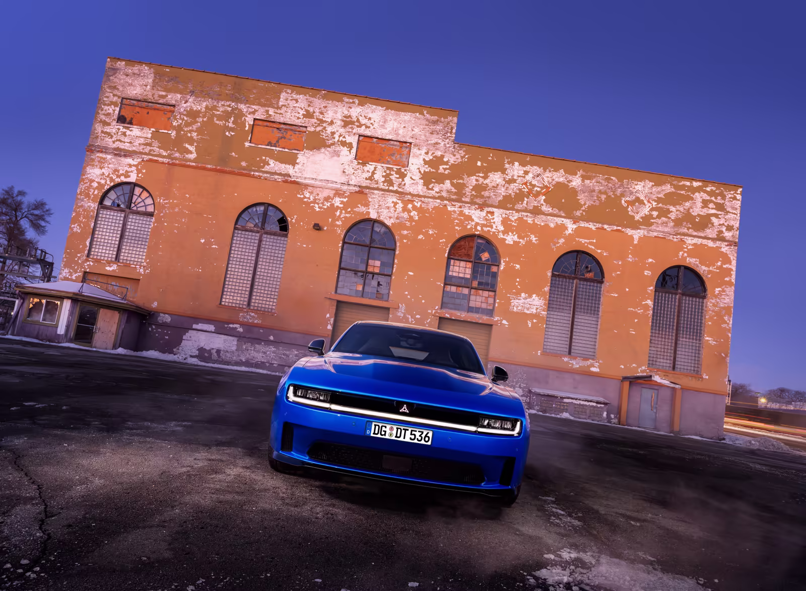 Dodge Charger azul diante de construção urbana em imagem oficial da Dodge