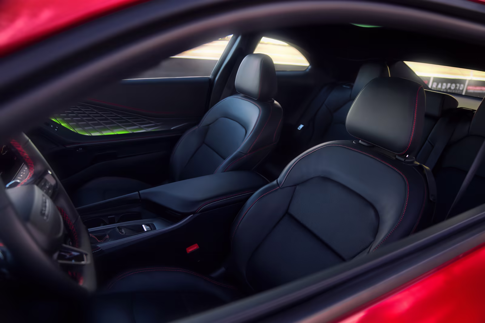 Bancos dianteiros do Dodge Charger em imagem oficial interna