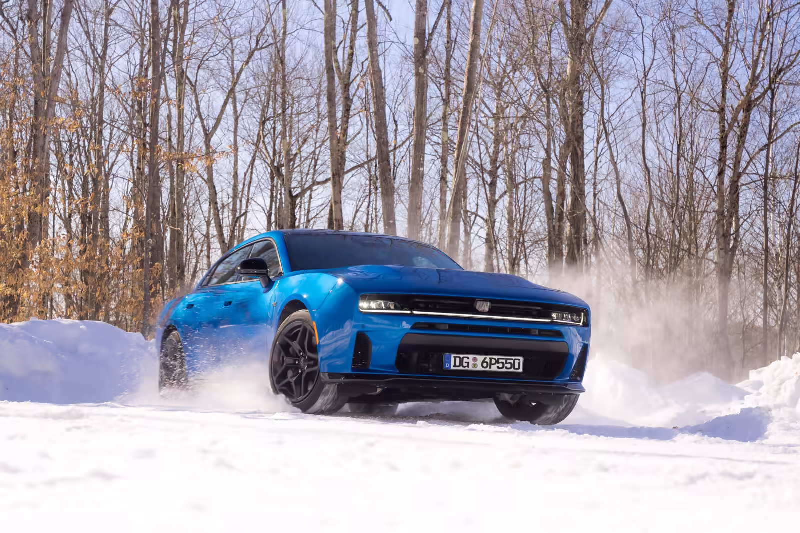 Dodge Charger azul em neve com tração integral em imagem oficial