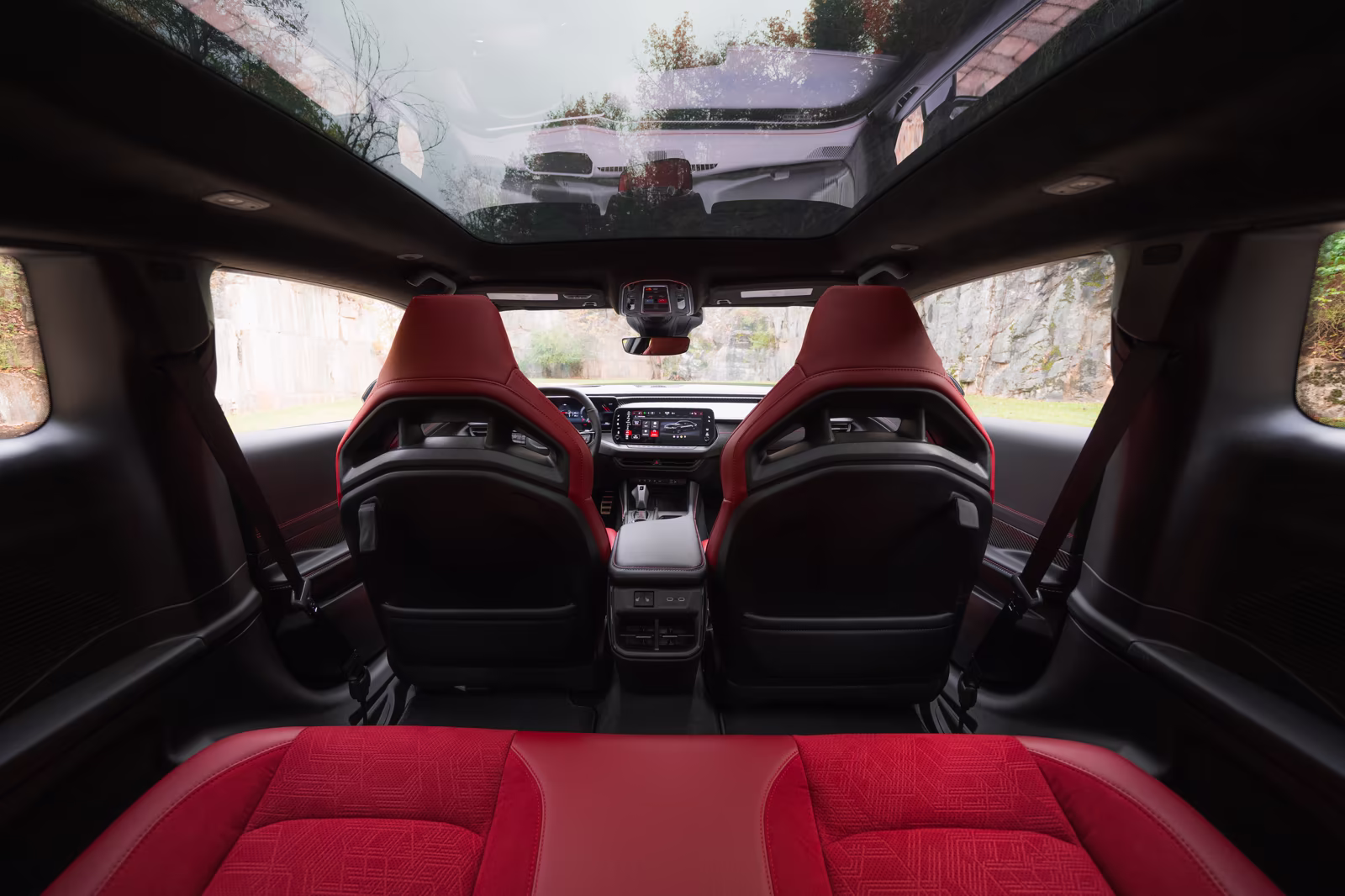 Interior do Dodge Charger visto de trás com teto panorâmico e bancos vermelhos