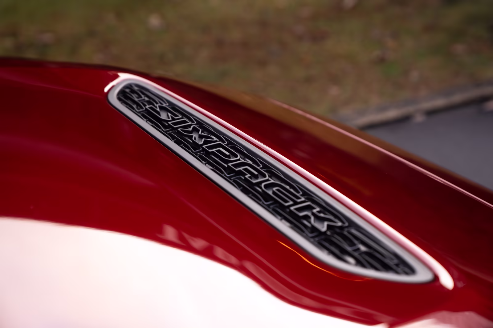 Emblema SIXPACK no capô do Dodge Charger vermelho