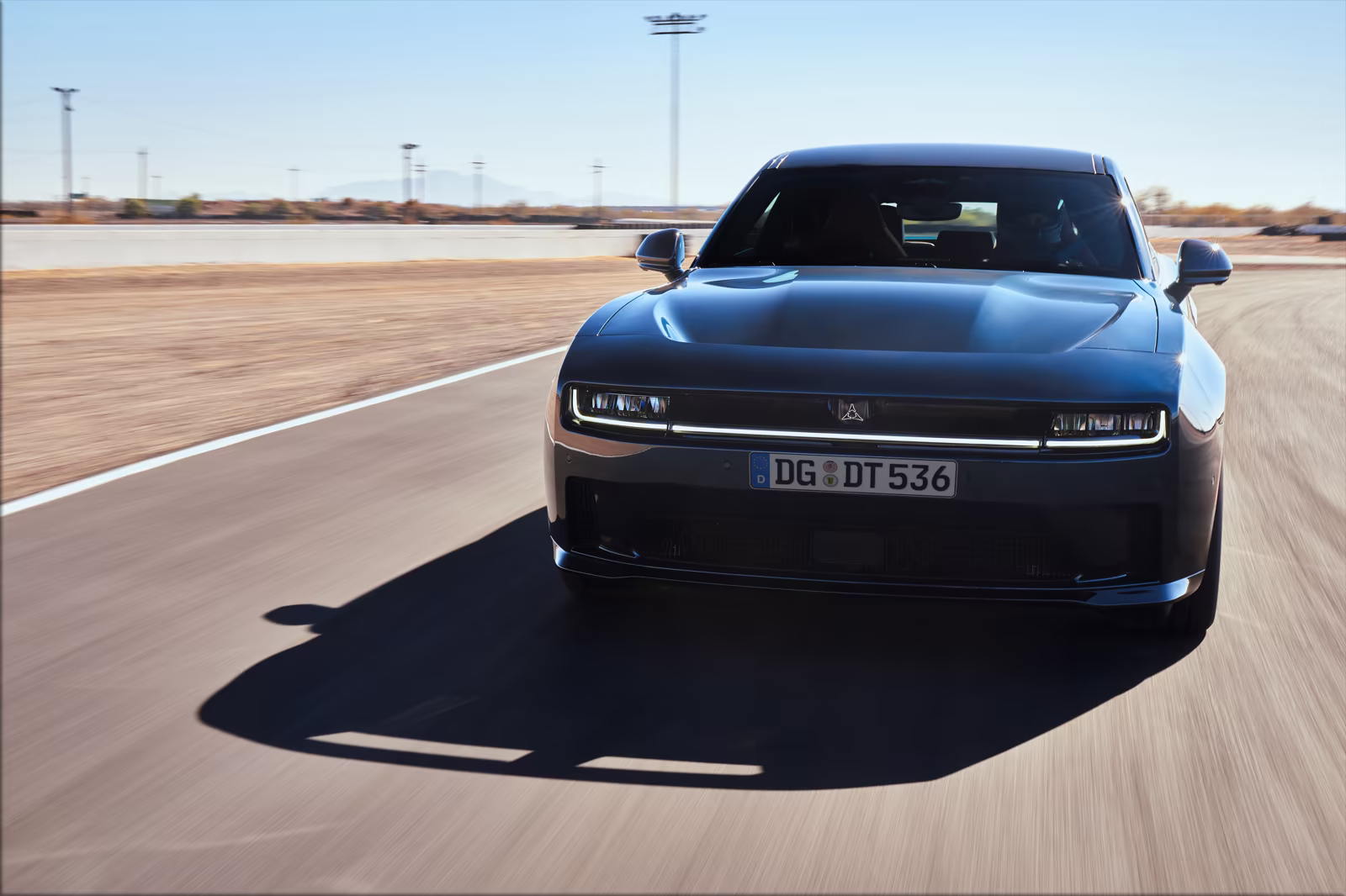 Dodge Charger azul em movimento em pista