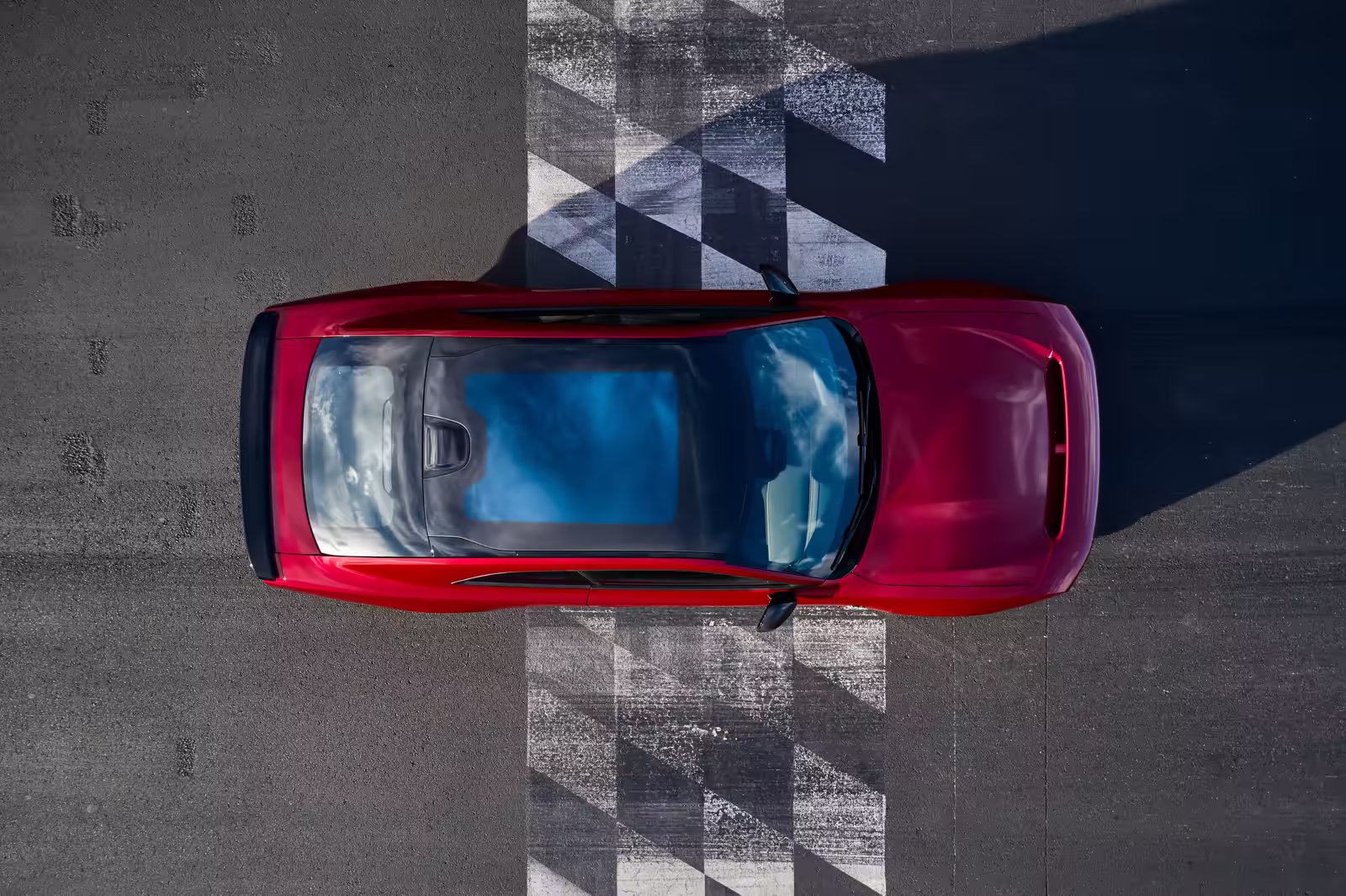 Dodge Charger vermelho visto de cima em composição gráfica