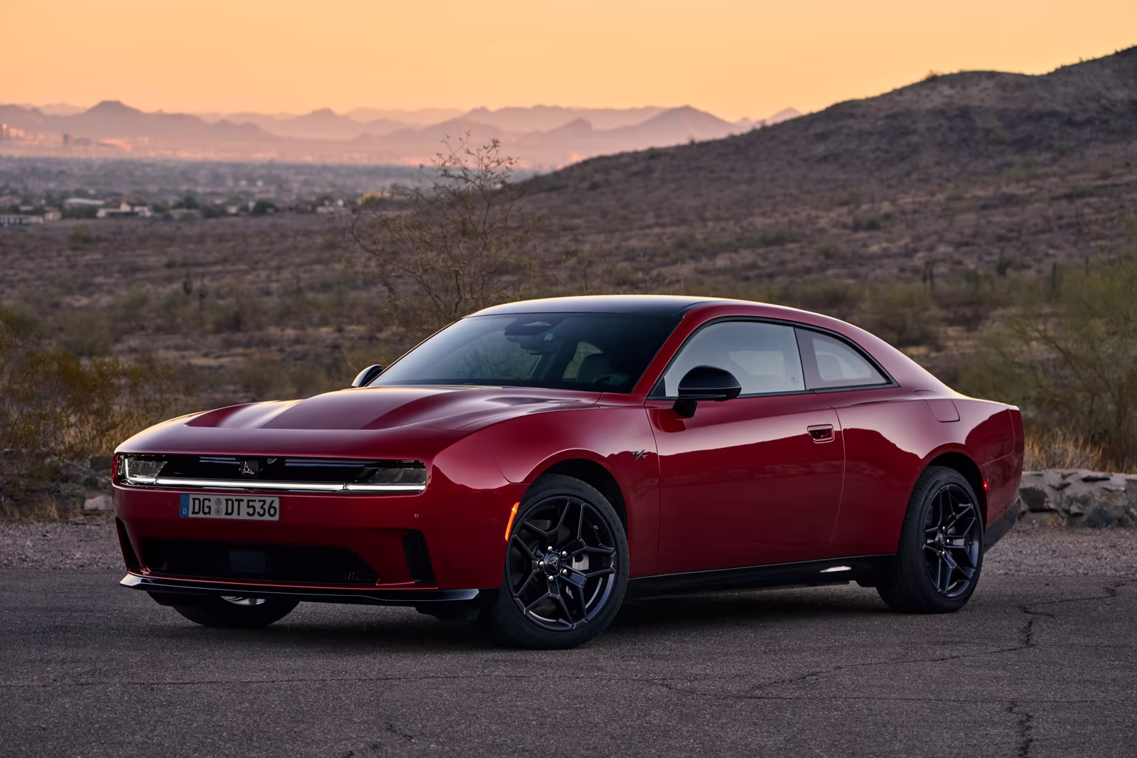 Dodge Charger vermelho em imagem lateral estática no deserto