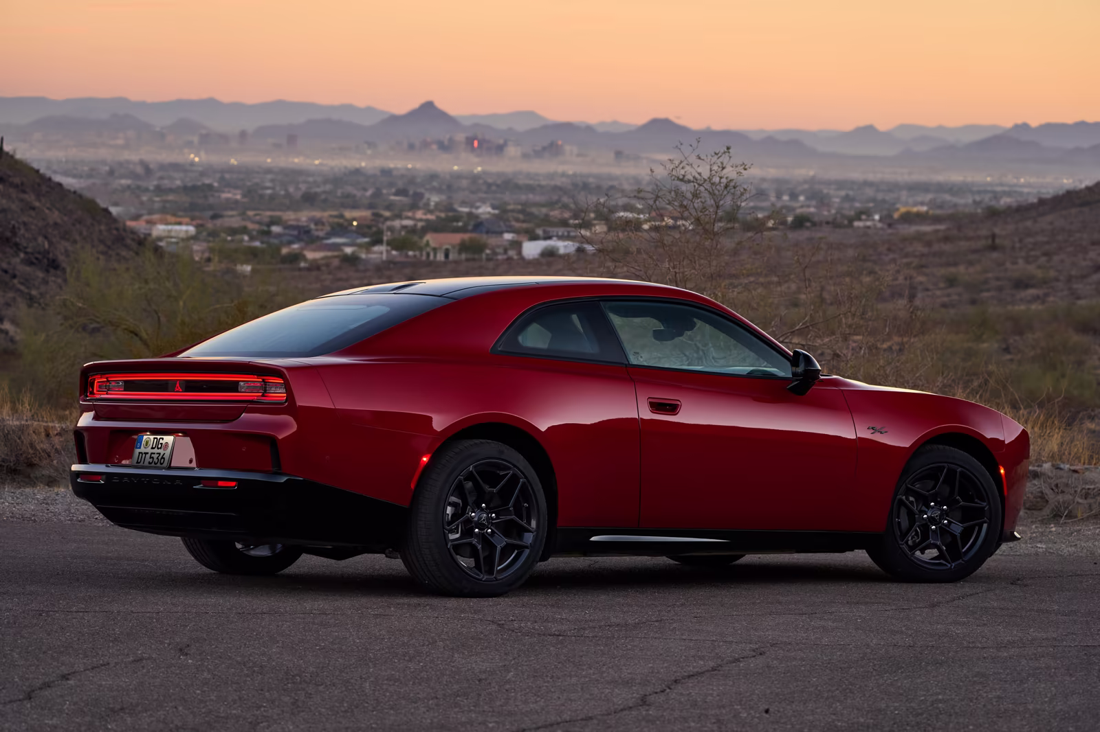 Dodge Charger vermelho visto por trás em cenário desértico