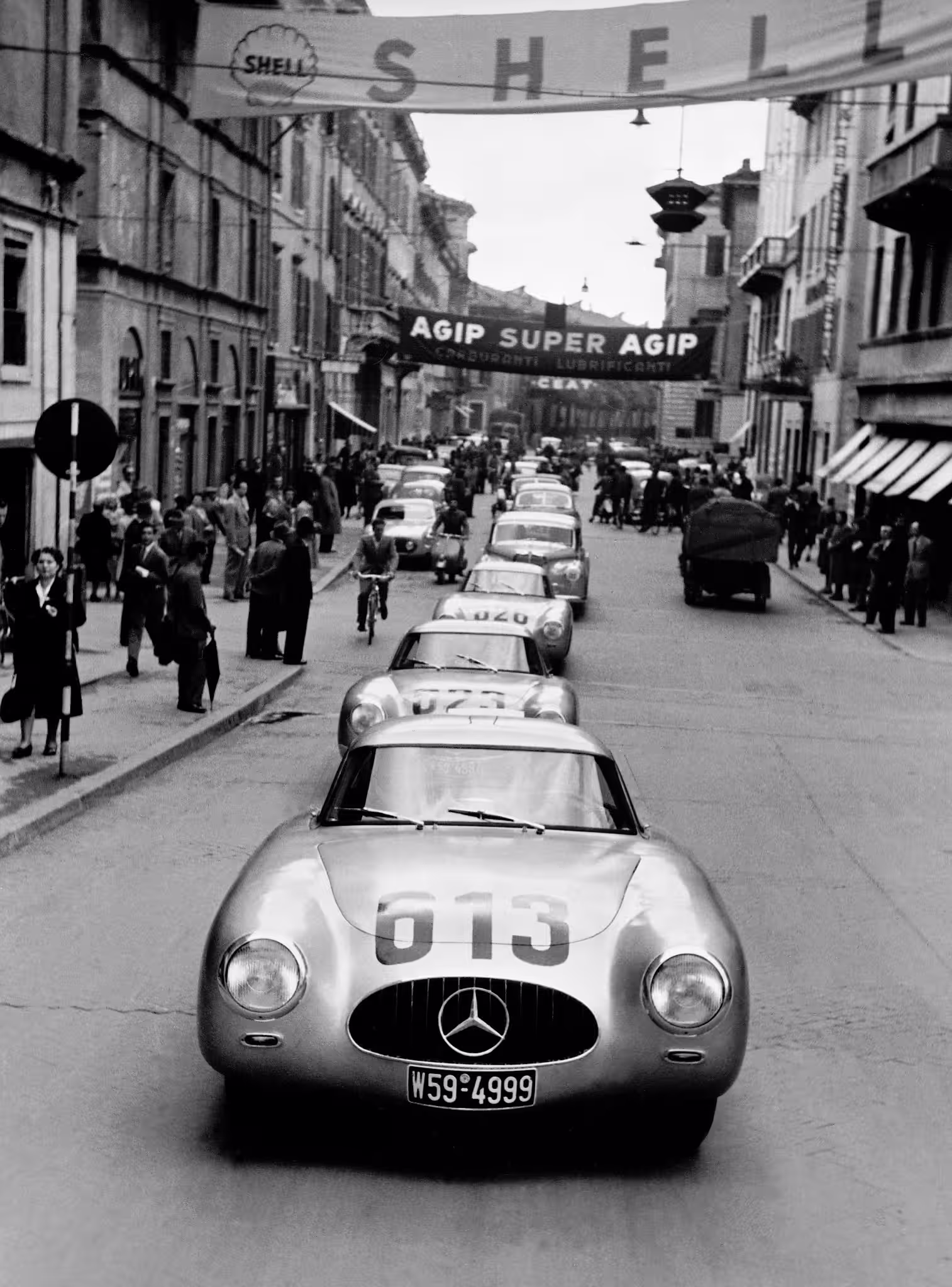 Mercedes-Benz histórico em estrada da Mille Miglia