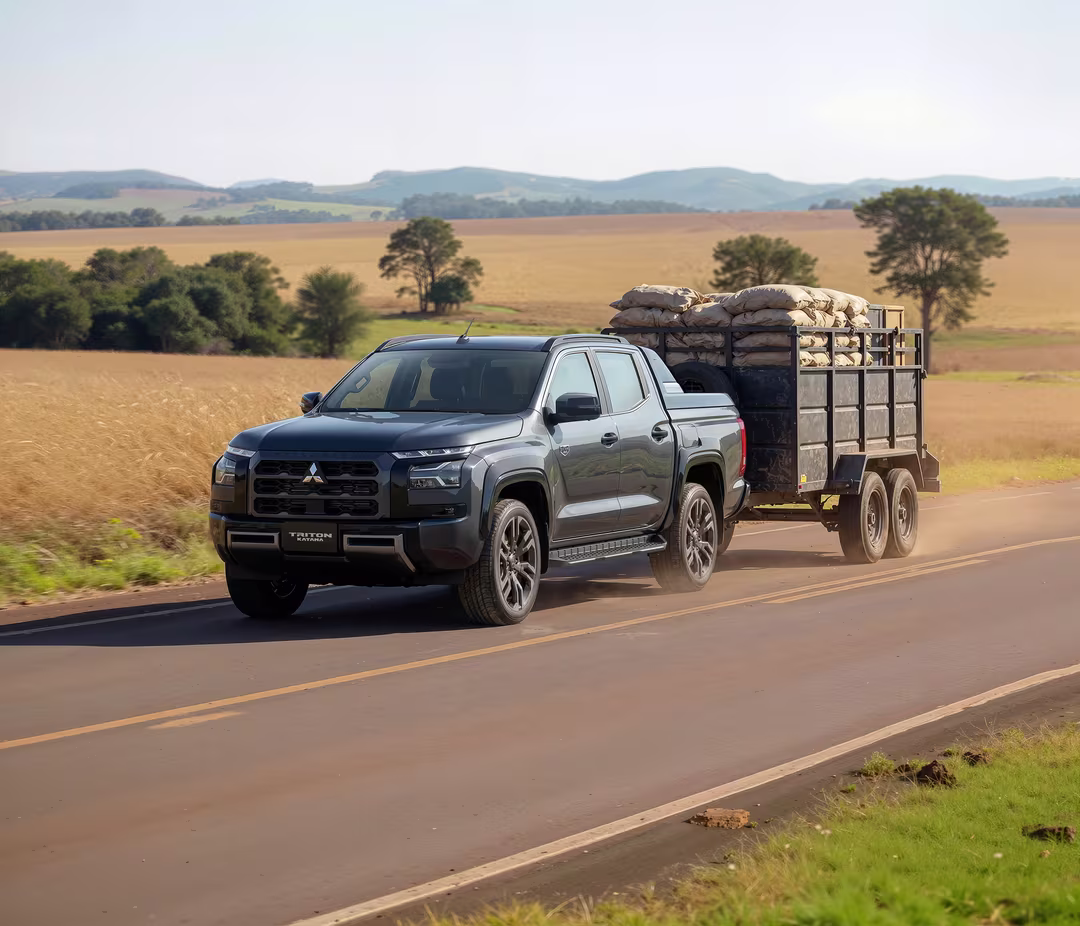 Mitsubishi Triton puxando carga