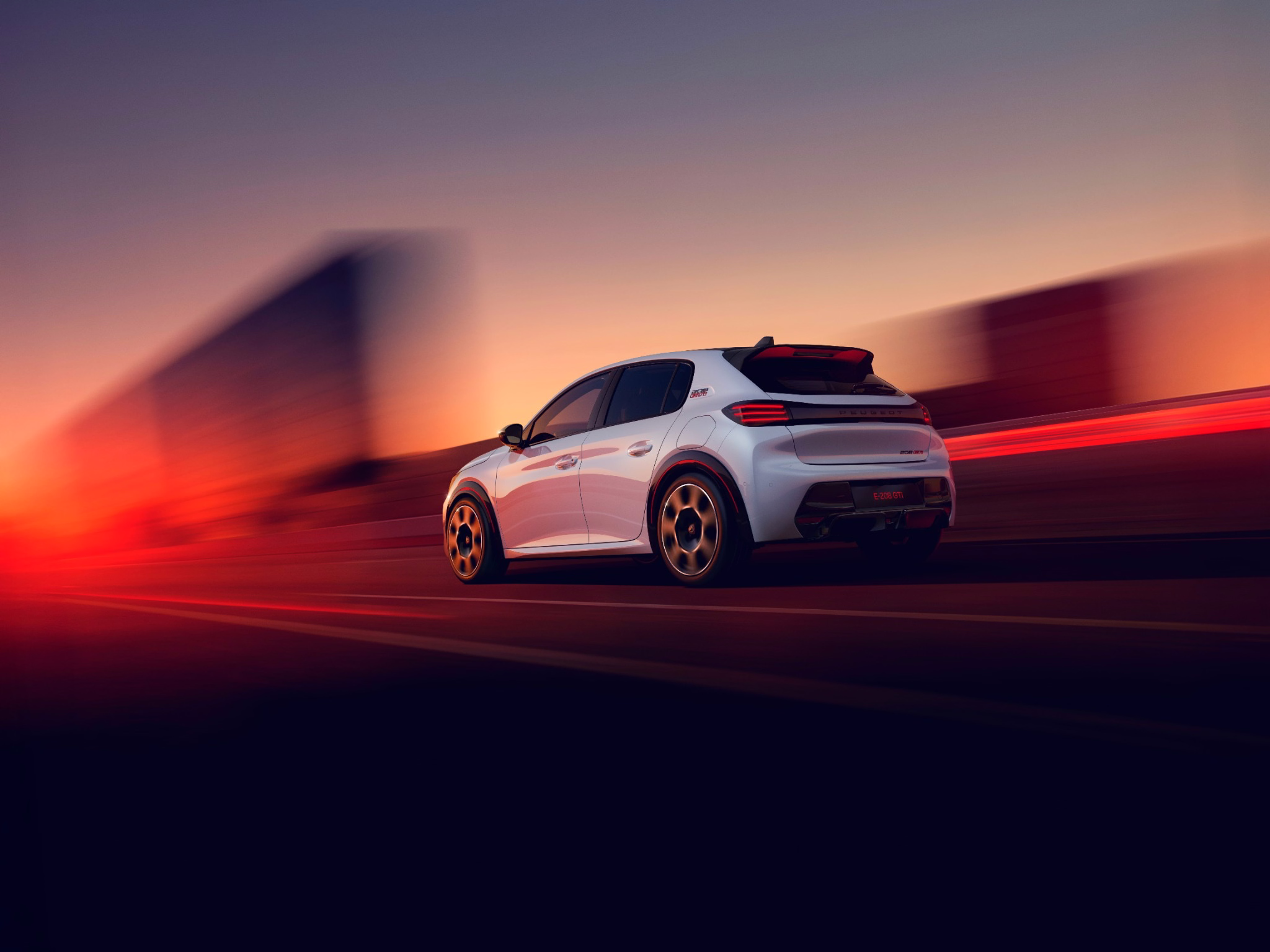 Traseira do Peugeot E-208 GTi em movimento com rodas de 18 polegadas e assinatura GTi