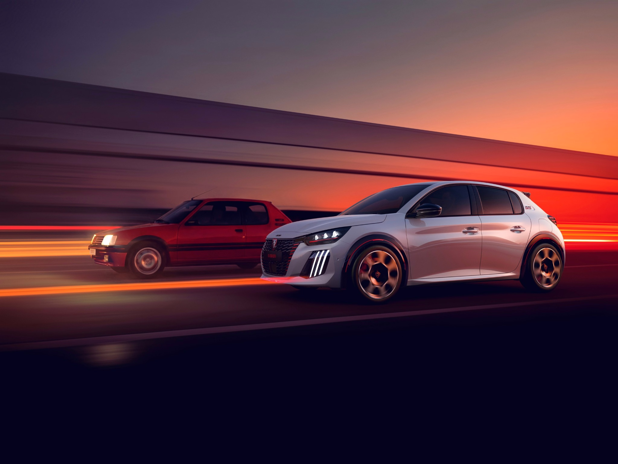 Peugeot E-208 GTi ao lado de um Peugeot 205 GTi em imagem oficial de comparação histórica