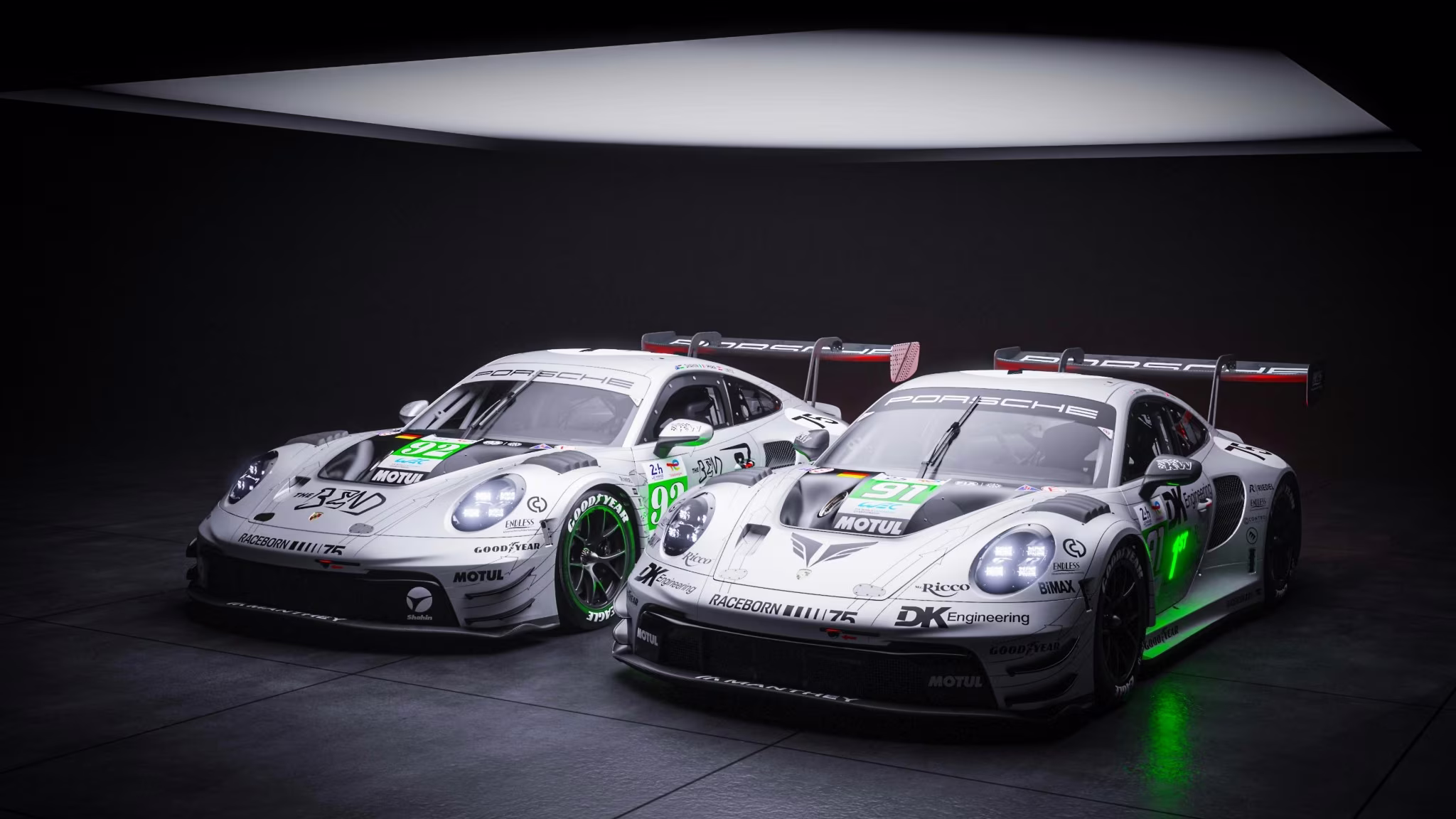 Dois Porsche 911 GT3 R da Manthey com pintura prata histórica para Le Mans 2026