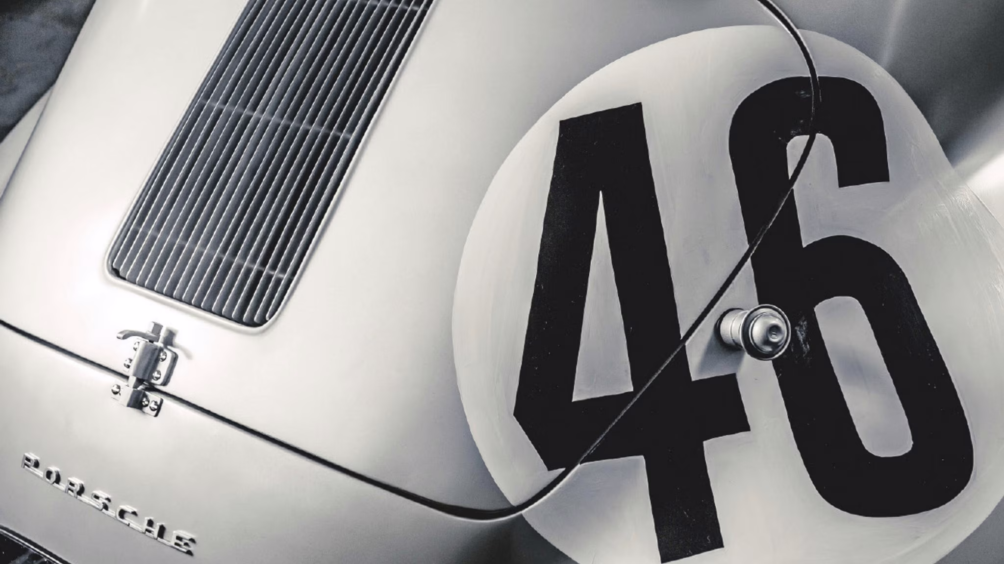 Detalhe do número 46 no Porsche 356 SL