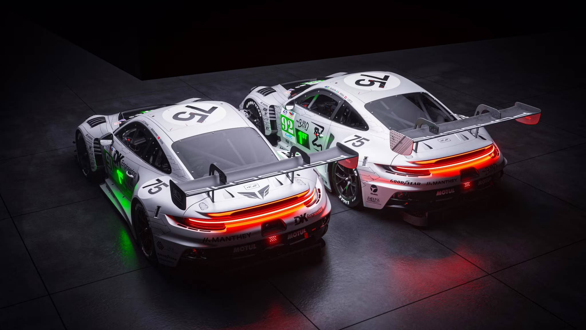 Traseira dos dois Porsche 911 GT3 R da Manthey para Le Mans 2026
